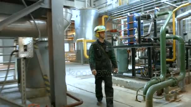 Compresor industrial con tuberías — Vídeos de Stock