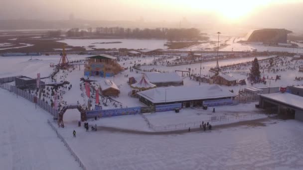 Parque cubierto de nieve con atracciones — Vídeos de Stock