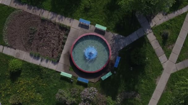 Kleiner klarer Brunnen im Park — Stockvideo