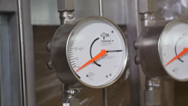 Pressure meters with red arrows — Stock Video