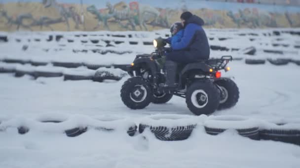 Kasan Tatarstan Russland 2016 Mann Mit Kind Fährt Vierrad Auf — Stockvideo