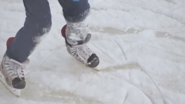 鞑靼斯坦 2016年12月13日 12月13日 喀山冬季娱乐场冰场上溜冰的小男孩在寒冷天气下摇摆不定 — 图库视频影像
