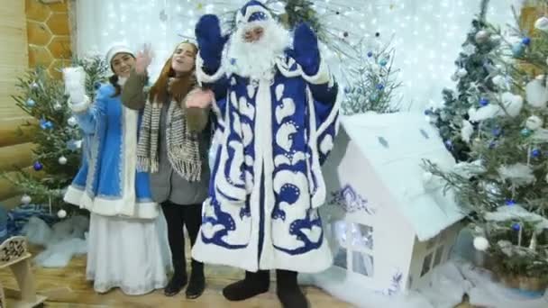 Kazan Tatarstan Och Ryssland December 2016 Flicka Skickar Kyssar Och — Stockvideo