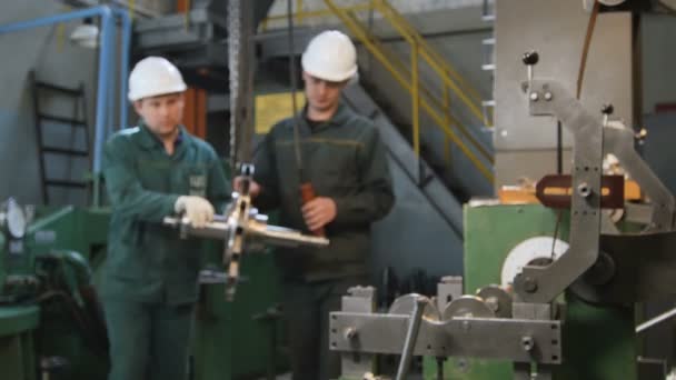 Kazan Tatarstan Rússia Junho 2016 Dois Funcionários Fábrica Movem Construção — Vídeo de Stock