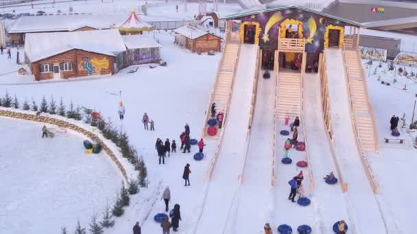 Pessoas andando no parque coberto de neve — Vídeo de Stock