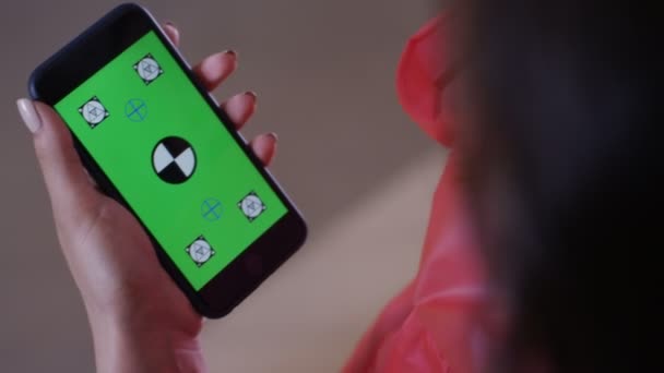 Kırmızı Ceketli Koyu Renk Saçlı Kız Elinde Akıllı Telefonuyla Ekrana — Stok video