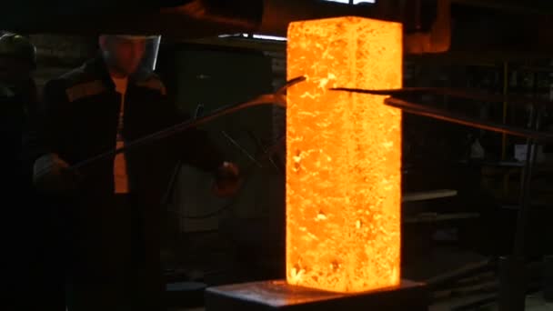 Pieza de metal grande caliente rojo — Vídeos de Stock