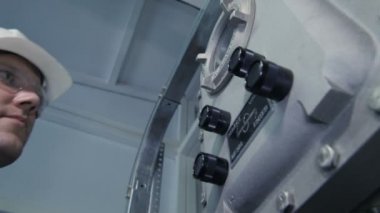 Kazan, Tataristan/Rusya - 20 Aralık 2016: Alt görünümü alt koruyucu gözlük ve kask ekipman 20 Aralık kazan kontrol düğmeleri presler