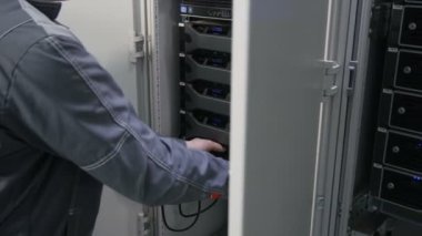 Kazan, Tataristan/Rusya - 20 Aralık 2016: Arka görünümü erkek gri renkli logosu ile Tekdüzen modern laptop dışarı raf metal durumda 20 Aralık kazan koyar