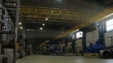 Kazan, Tataristan/Rusya - 20 Aralık 2016: Atölye skilked çalışanların 20 Aralık kazan karşı büyük ekipman ve vinç güçlü sanayi tesisi inşaat kaynak