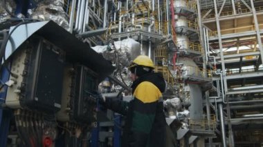 Kazan/Tataristan/Rusya - 15 Kasım 2016: Yan görünüm profesyonel çalışan presler düğme kontrol paneli büyük ham petrol rafinerisinde karmaşık 15 Kasım Kazan