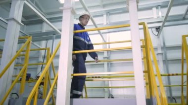 Kazan, Tataristan/Rusya - 20 Aralık 2016: petrol şirketi ekipman 20 Aralık kazan yavaş yürür üniformalı yetenekli çalışan inşaat ve dikkatle inceler