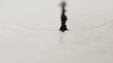 Makro siyah mürekkep damla yayılır