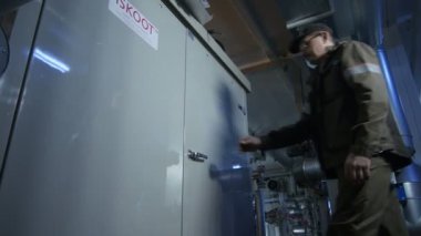 Kazan, Tataristan / Rusya - 20 Aralık 2016: Üniformalı alt görünüm işçisi, boru hattı kontrol noktalı büyük metal çantaya geldi ve 20 Aralık 'ta Kazan' da kapıyı açtı