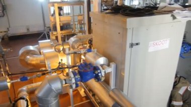 Kazan, Tataristan / Rusya - 20 Aralık 2016: Kameralar 20 Aralık 'ta Kazan' da boru hattı elektrik ekipmanı ve operatör üniformalı işçilerle birlikte modern atölyeyi gösteriyor