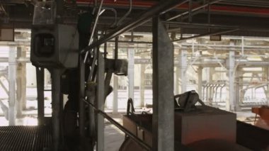 Kazan/Tataristan/Rusya - 15 Kasım 2016: Kamera gösterir işçi rafineri tesisi kırmızı büyük dolu yağ tankı üzerinde metal merdiven aşağı koyarak 15 Kasım Kazan kask içinde
