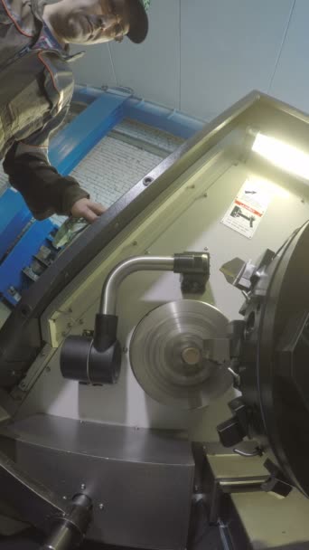 制服のガス会社の労働者が機器操作を開始し カザンで 日ワーク ショップのプロセスを慎重に制御カザン タタールスタン共和国 ロシア連邦 2016 — ストック動画