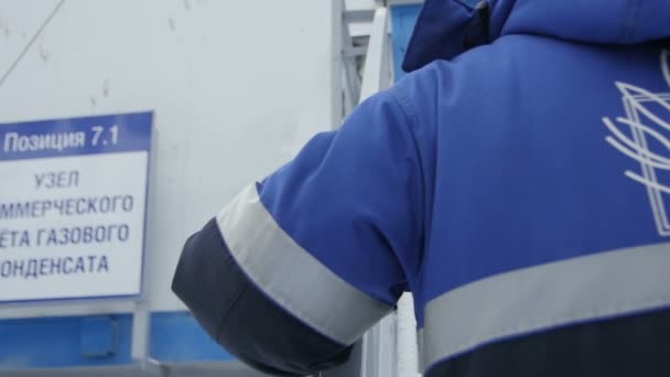 スローモーションの従業員は 日カザンの石油企業でガスが凝縮の商業会計単位に階段を上がるカザン タタールスタン共和国 ロシア連邦 2016 — ストック動画