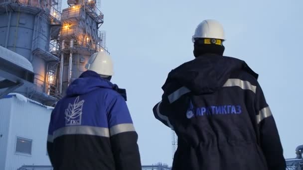 Kasan Tatarstan Russland Dezember 2016 Zeitlupe Gehen Zwei Arbeiter Durch — Stockvideo