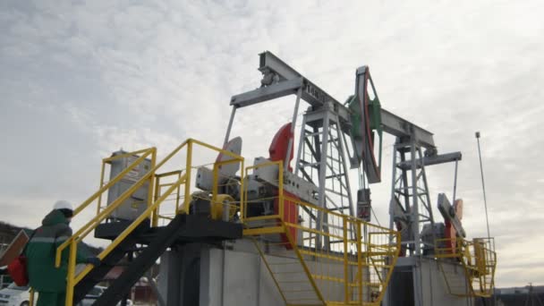 Platform on oil extracting well — Stock Video