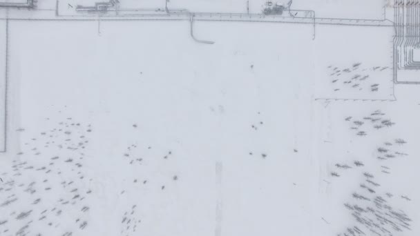 Wilayah perusahaan gas yang tertutup salju — Stok Video