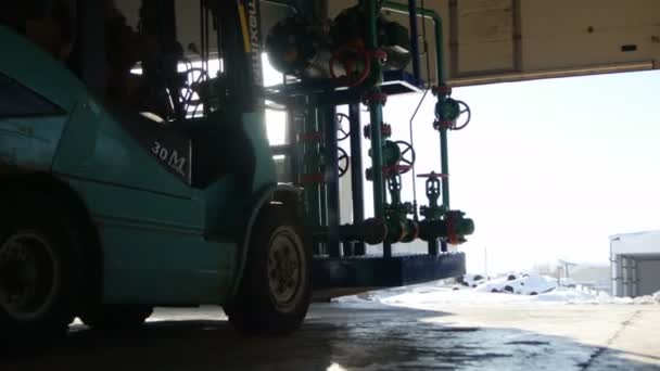 Kraftfull gaffeltruck transporter — Stockvideo