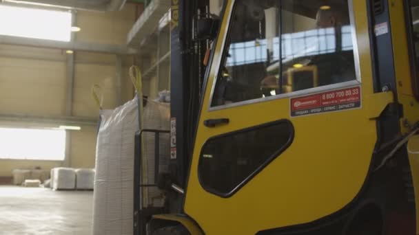 俄罗斯 2016年11月15日 现代强大的叉车运输白色大袋在炼油厂大楼的仓库在11月15日在喀山 — 图库视频影像