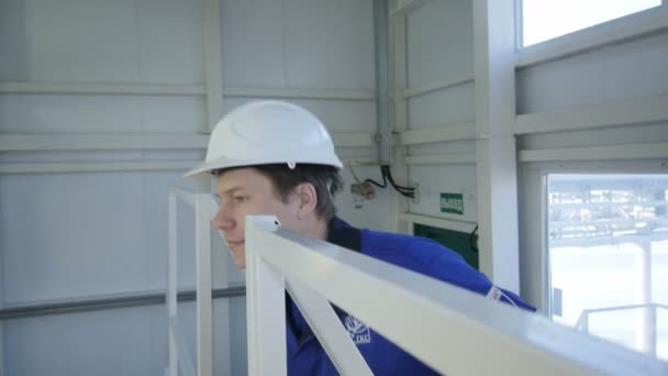 Kazan Tatarstan Rusland December 2016 Professionele Werker Beschermende Witte Helm — Stockvideo