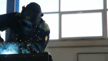 Kazan, Tataristan / Rusya - 20 Aralık 2016: 20 Aralık 2016 'da Kazan' da güçlü petrol şirketinde yavaş çekim kapatma atölyesi çalışanı kaynak çalışması yaptı