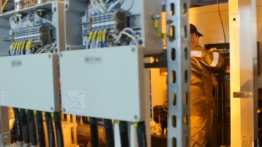 işçiler elektrik donatım tamiri 