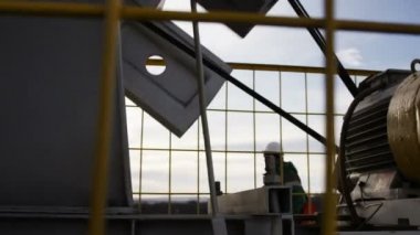 Kazan/Tataristan/Rusya - 15 Kasım 2016: Kamera hamle modern güçlü petrol çıktı derrick ve arka planda geniş mavi gökyüzü ile iyi 15 Kasım kazan