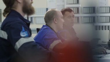 Kazan, Tataristan/Rusya - 20 Aralık 2016: modern monitörler ve dostu erkekler üniforma Sit bak yan görünüm konuşmak kontrol odasında görevli 20 Aralık kazan