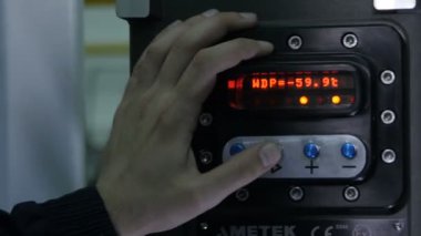 Kazan, Tataristan/Rusya - 20 Aralık 2016: Modern kontrol donanımları ve değişiklikleri modlarında atölye 20 Aralık kazan Closeup işçi el presleri düğmeleri