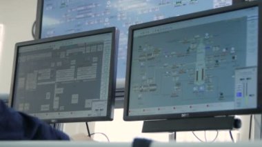 Kazan, Tataristan/Rusya - 20 Aralık 2016: Kamera 20 Aralık kazan bilgisayarda çalışma üniformalı veri ve arka görünümü adamla geniş modern monitörler gösterir