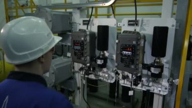 Kazan, Tataristan/Rusya - 20 Aralık 2016: Kamera geliyor ve 20 Aralık kazan modern kontrol donanımları, düğmelere basarak beyaz kask içinde kalifiye işçi gösterir