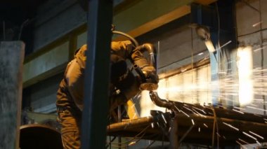 Kazan Tataristan/Rusya - 20 Aralık 2016: Yağ şirket çalışanı logolu Gks Cap altında metal konstrüksiyon bölümü atölye tablo 20 Aralık kazan keser