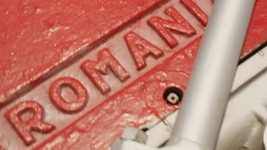Kazan/Tataristan/Rusya - 15 Kasım 2016: büyük metal tekerlek hızlı döner ve kırmızı güçlü Romanya hamle Closeup beyaz 15 Kasım Kazan açılan derrick petrol