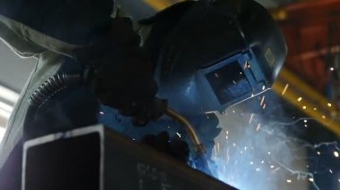 Kazan, Tataristan / Rusya - 20 Aralık 2016: Yavaş çekim kapatma profesyonel kaynakçı kaynak işini bitirdi ve 20 Aralık 'ta Kazan' da fabrika atölyesinde koruyucu maskeyi çıkardı
