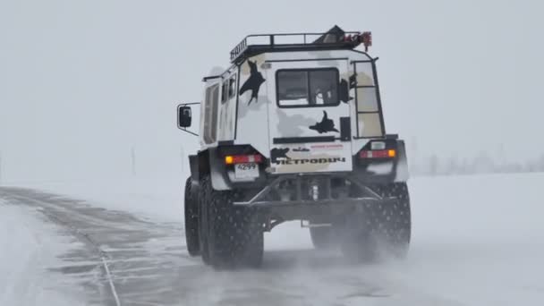 Jeep fährt aus Betriebsgelände — Stockvideo