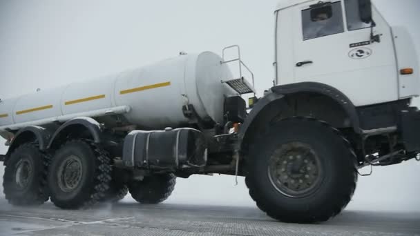 Sněhem pokrytá uvítací cedule Arcticgas — Stock video