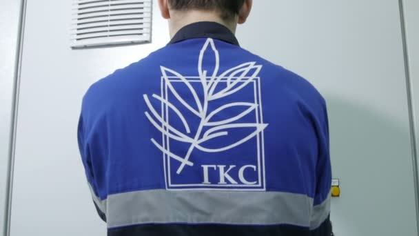 Kazaň Tatarstán Rusko Prosinec 2016 Zadní Pohled Technik Uniformě Logem — Stock video