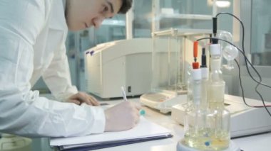 Kazan, Tataristan/Rusya - 20 Aralık 2016: Yan görünüm konsantre laboratuvar asistanı aracı işletim adlı görünüyor ve 20 Aralık kazan verileri tablo gazetede yazar