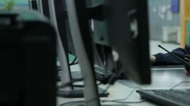 bilgisayarlarla masada oturan işçiler