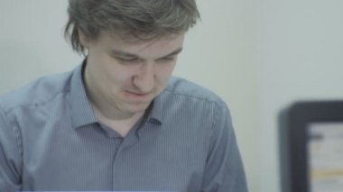 Kazan, Tataristan/Rusya - 20 Aralık 2016: Sürpriz Yöneticisi kağıtları görünüyor ve 20 Aralık kazan meslektaşım işyerinde güçlü bilgisayar ile gösterir