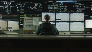 Kazan, Tataristan/Rusya - 15 Kasım 2016: Arka görüş kamerası profesyonel operatör yanıtlama arama geniş Denetim Masası ile 15 Kasım Kazan ekranlar taşır