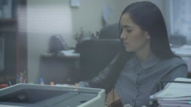 Kazan, Tataristan/Rusya - 20 Aralık 2016: Görünümü ile cam genç güzel kadın masada oturur ve 20 Aralık kazan üzerinde modern ofis işyerinde aramayı yanıtlar