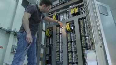 yetenekli elektrikçi vida büküm