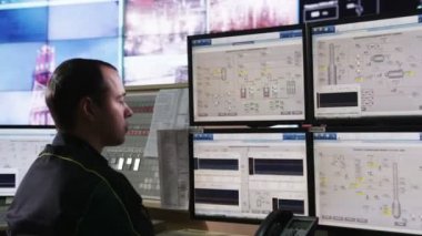 Kazan, Tataristan, Rusya Federasyonu - 15 Kasım 2016: Yan görünüm ve hareketli geçmiş profesyonel Operatör cevap geniş Denetim Masası odasından 15 Kasım Kazan ara