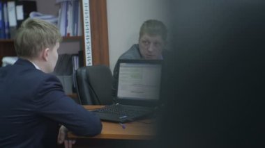 Kazan, Tataristan/Rusya - 20 Aralık 2016: Kamera bir kenara oturma ve 20 Aralık kazan büyük oda karşı modern dizüstü bilgisayarlar, konuşmaya takım elbiseli profesyonel mühendisleri taşır