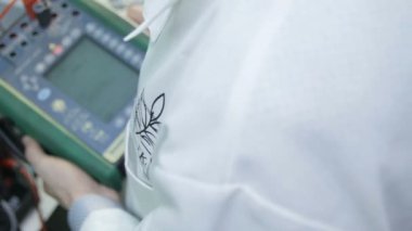 Kazan, Tataristan/Rusya - 20 Aralık 2016: Closeup hareket mühendisi olarak kontrol paneli ekranında Datası ile Beyaz önlük omuz üzerinde 20 Aralık kazan eller